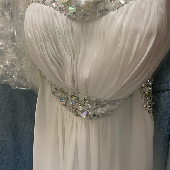 La Femme White Evening/Prom Dress - Picture 3 of 8